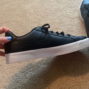 NIKE BRAND NEW, NEVER WORN BLACK LEATHER NIKE SNEAKERS - WOMENS SIZE 9